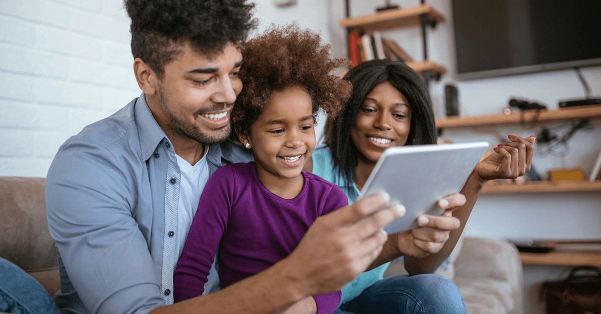 controle parental - familia mexendo em tablet