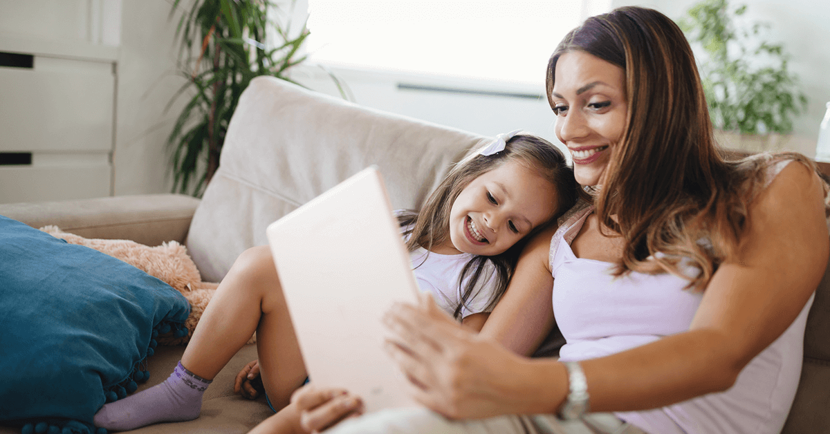 controle parental - mae e filha mexendo no tablet