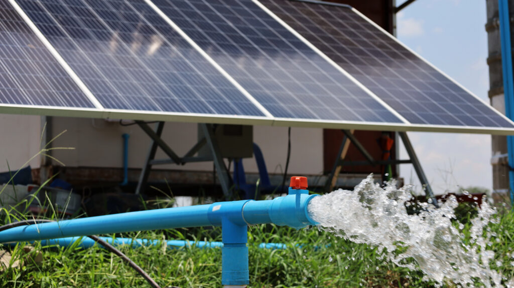 sistema de irrigação bombeando água utilizando a energia fotovoltaica como fonte 