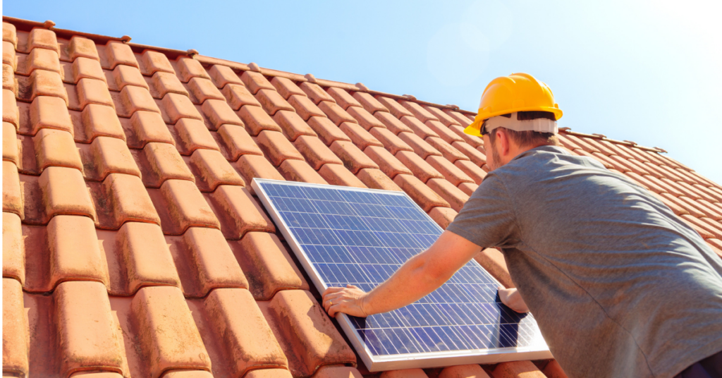 Como funciona a energia solar residencial? Energia renovável: instalação de painéis solares