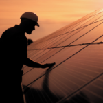 Energia solar e sustentabilidade - Engenheiro de energia solar toca painéis solares com a mão ao pôr do sol